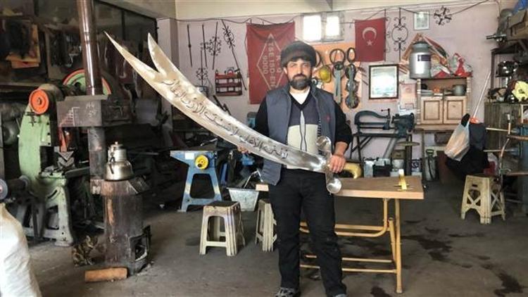 Demirci ustası, 'Zülfikar' kılıç yaptı