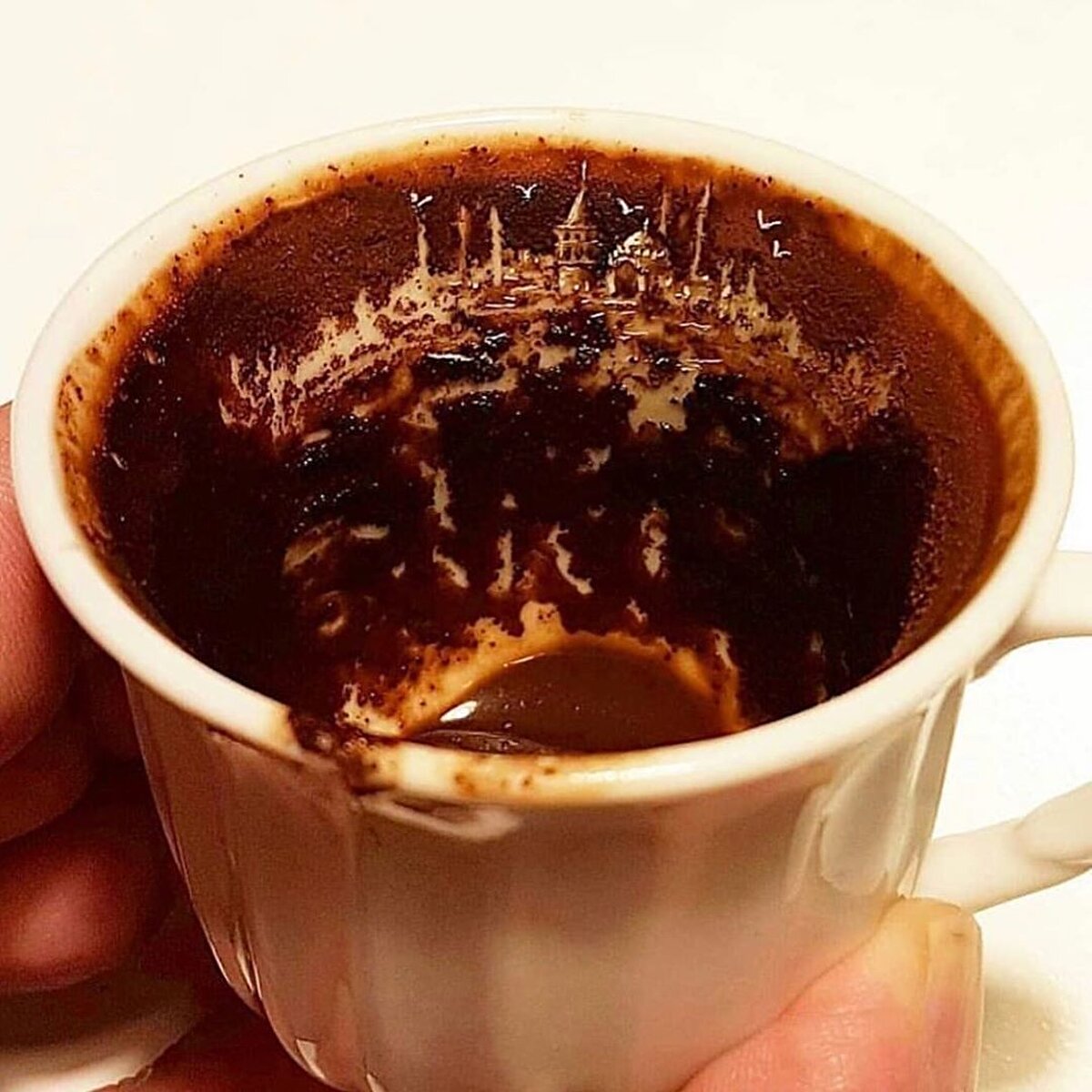 Kale, gittiği birçok ülkede de kültür ve sanatı başka bir dille anlatmaya çalışarak bir nevi kültür elçiliği yapıyor.