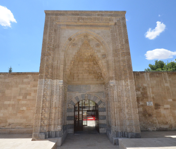 4-hatuniye-medresesi.jpg