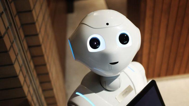 Sosyal mesafeye uymayanları tespit eden robot işbaşı yaptı