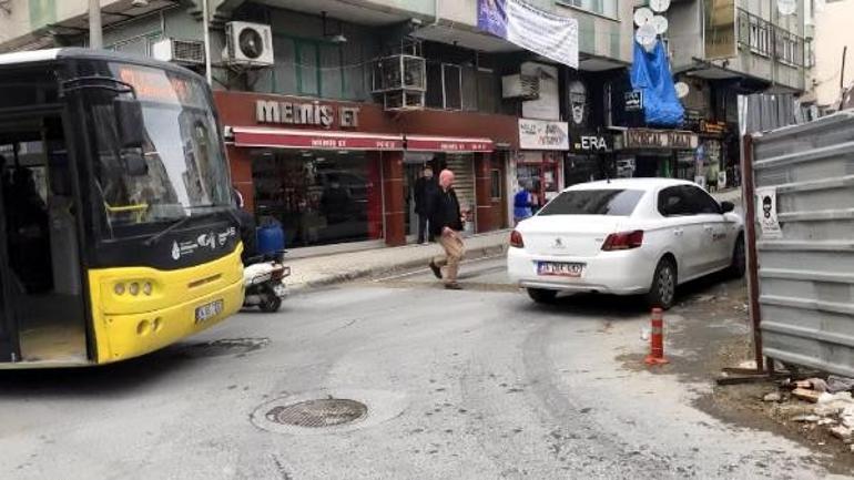 Yanlış parkla trafiği kilitledi: Otomobilim küçük dedi