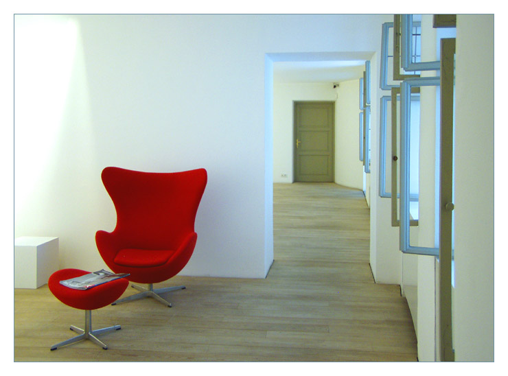 kunst_meran_rote_sessel1.jpg