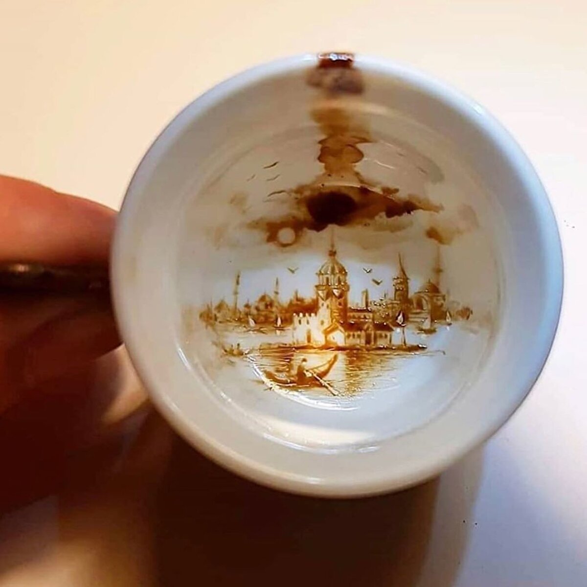 Türk kahvesi ritüelinin espresso gibi şat atmak olmadığını vurguluyor ve “Bu bir sohbet, sohbetin sonunda niyetler tutulur, telvesinden yüz maskesi, ayrıca sanat da yapılır. diyor. Haklı! ????