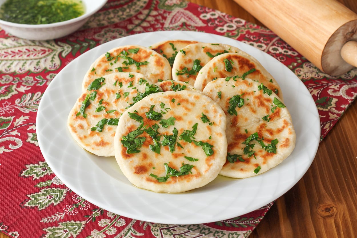 https://yemek.com/tarif/kahvaltilik-mayasiz-bazlama/ | Kahvaltılık Mayasız Bazlama Tarifi